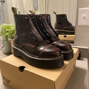 Women’s size 9 Sinclair Doc’s
Comes with box for storage
Worn once.